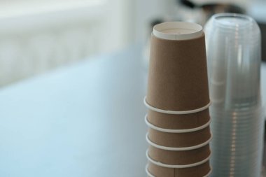 Kahve kafesinde kağıt kahve fincanı. 