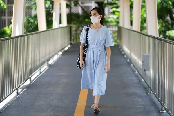 Gadis Asia Memakai Masker Bedah Untuk Melindungi Virus Covid — Stok Foto
