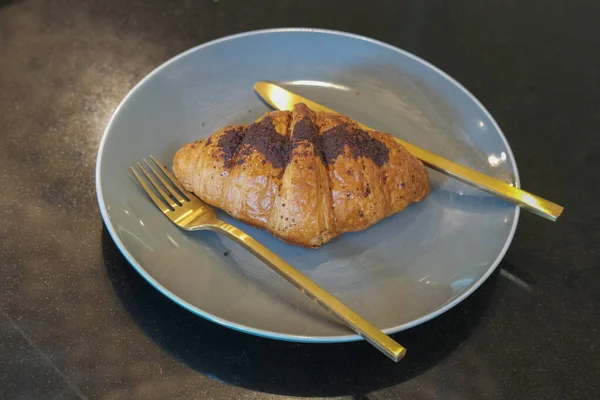 Chocolade Croissant Een Bord Klaar Eten — Stockfoto