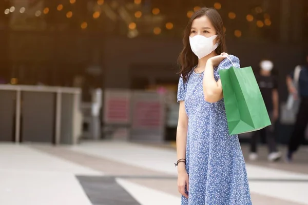 Asian Woman Wears Mask Out Shopping Supermarket New Normal Lifestyle — Stock Photo, Image