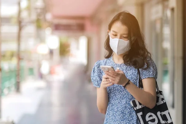 Asian Woman Wears Mask Video Called Smartphone — Stock Photo, Image