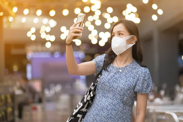 Asian Woman Wears Mask Video Called Smartphone — Stock Photo, Image