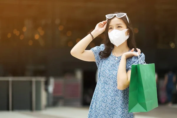 Asian Woman Wears Mask Out Shopping Supermarket New Normal Lifestyle — Stock Photo, Image