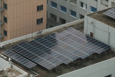 Şehirdeki binaların çatısına güneş enerjisi üreten paneller kuruluyor.