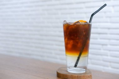 Bir bardak buzlu kahve ve portakal suyu. 