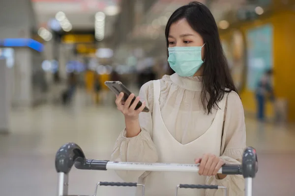 Asian Girl Surgical Mask Check Flight Smartphone Airport New Normal — Stock Photo, Image