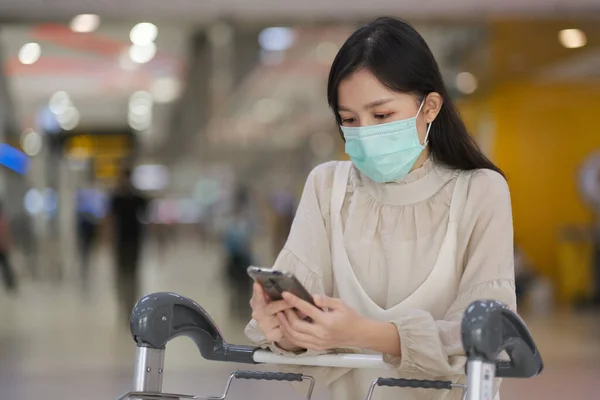 Asian Girl Surgical Mask Check Flight Smartphone Airport New Normal — Stock Photo, Image