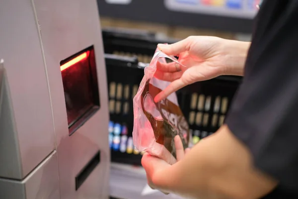 Ein Mädchen Scannte Barcode Für Selbstbezahlung Supermarkt — Stockfoto