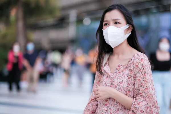 Menina Asiática Com Máscara Facial Para Proteger Covid19 — Fotografia de Stock