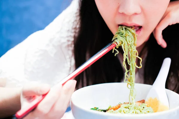 Menina Asiática Comer Macarrão Restaurante Chinês — Fotografia de Stock