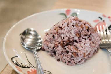 Tayland restoranında beyaz tabakta buharda pişmiş pirinç 