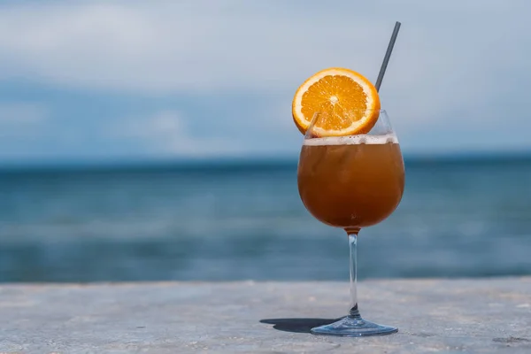Склянка Льодовикового Апельсинового Соку Моря Блакитного Неба — стокове фото