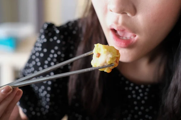 Aziatisch Meisje Eten Dim Som Chinees Restaurant — Stockfoto