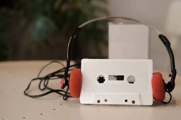 Fita Cassete Branca Com Fones Ouvido Vintage Vermelho — Fotografia de Stock