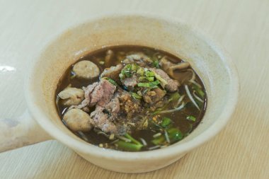 Tayland usulü erişte çorbası, Tayland usulü sokak yemeği. 