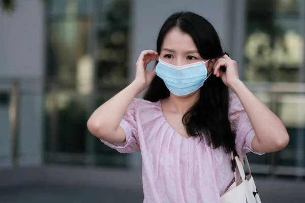 Wanita Asia Memakai Masker Bedah Untuk Mencegah Virus Covid — Stok Foto