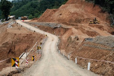 Tayland kırsalında yol yapımı 