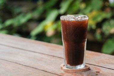 Kahve kafesinde bir bardak buzlu kahve. 