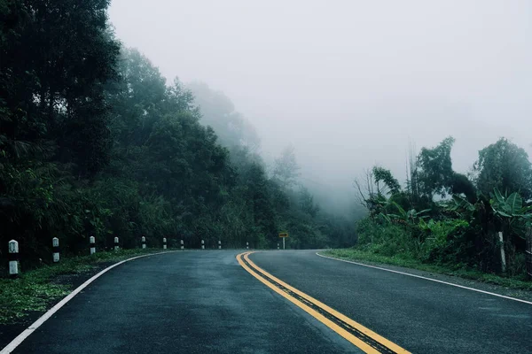 Die Autobahn Durch Den Bergwald — Stockfoto