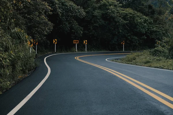 Die Autobahn Durch Den Bergwald — Stockfoto