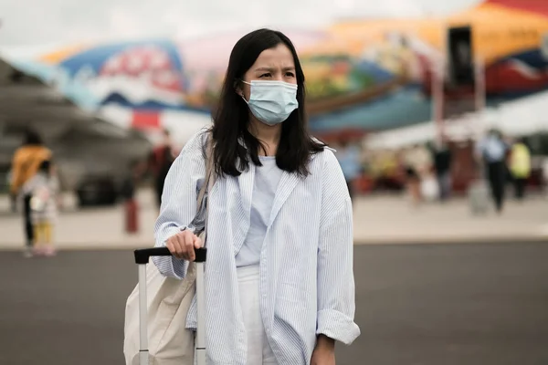 Voyageurs Asiatiques Fille Avec Masque Médical Pour Protéger Covid Aéroport — Photo