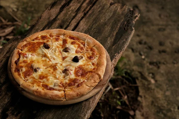 Pizza Cogumelo Caseiro Placa Madeira — Fotografia de Stock