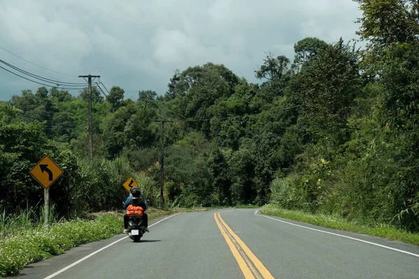 Moto Sur Autoroute Travers Forêt Montagne — Photo