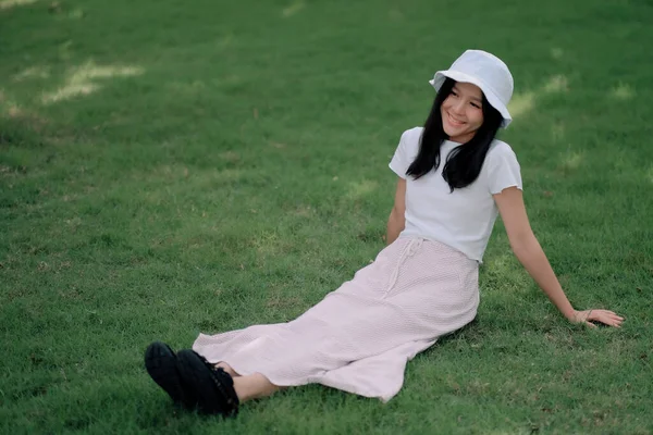 Asiatisk Flicka Sitter Glas Trädgård Slappna Och Ler — Stockfoto