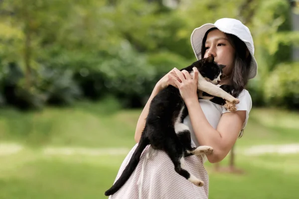 一个女孩在花园里和她的猫玩耍 — 图库照片