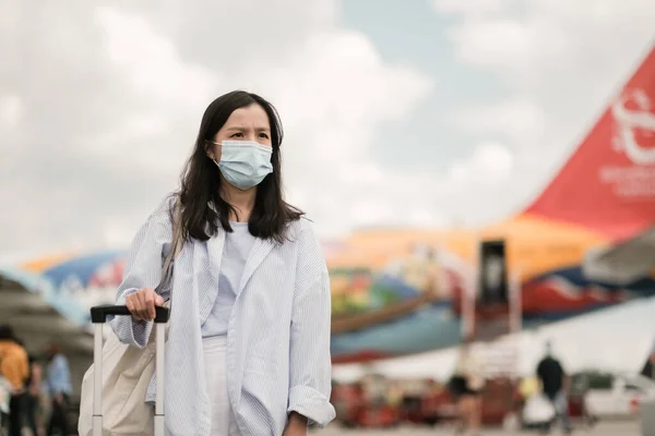 Aziatisch Reiziger Meisje Met Medische Masker Gezicht Naar Covid Beschermen Rechtenvrije Stockfoto's