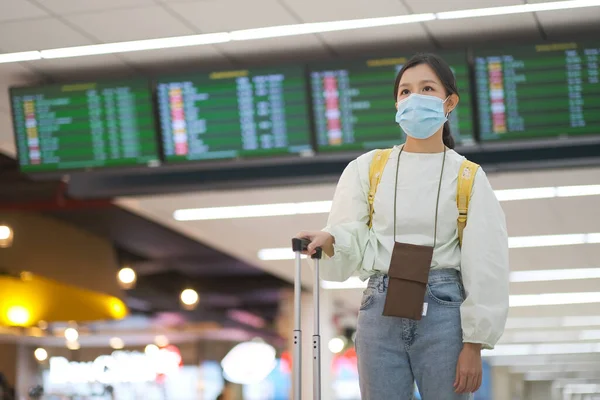 Asijské Cestující Dívka Lékařskou Obličejovou Maskou Ochranu Covid Letišti Stock Snímky