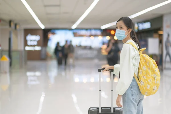 Aziatisch Reiziger Meisje Met Medische Masker Gezicht Naar Covid Beschermen Stockfoto