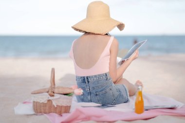 Sahilde Asyalı kadın pikniği 