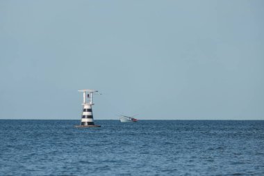 Deniz kenarında deniz evi ve tekne 