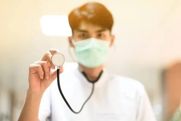 Azjatycki Lekarz Chirurgiczną Maską Twarzy Stetoskopem — Zdjęcie stockowe