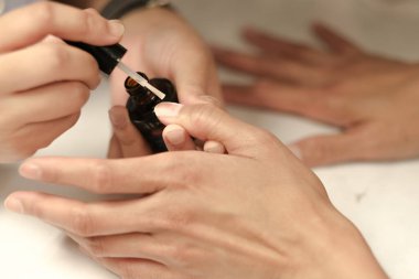 Manikürcüde tırnaklar soluyor.