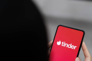 Akıllı telefonlarda Tinder uygulaması, Bangkok, Tayland, 04 Ekim, 2020