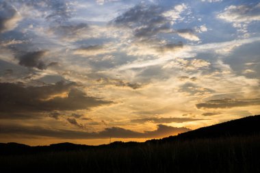 Kabarık bulutlar ile altın günbatımı gökyüzü manzara