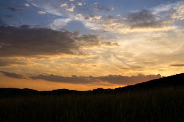 Kabarık bulutlar ile altın günbatımı gökyüzü manzara