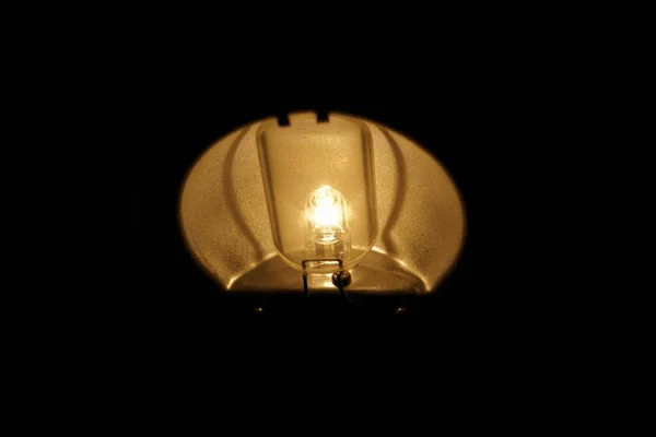 Лампочка Чорному Тлі — стокове фото