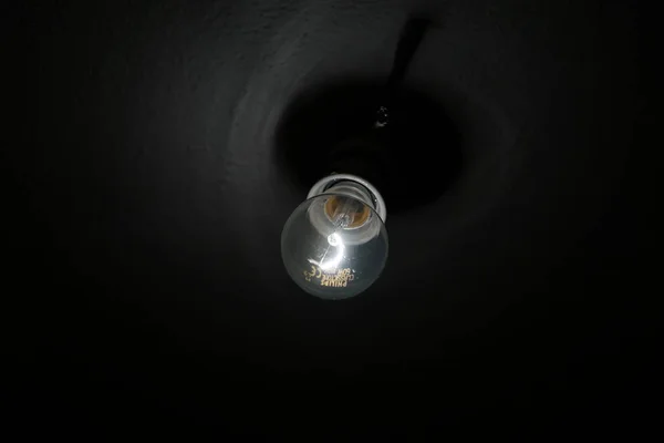 Лампочка Черном Фоне — стоковое фото