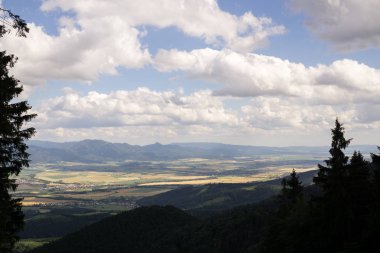 Bulutlu güzel dağ manzarası  