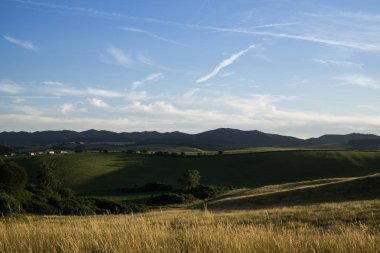 Tarlası olan güzel dağ manzarası