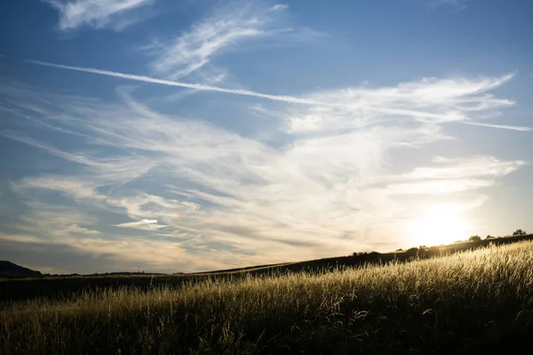 Vista Panorâmica Céu Dourado Pôr Sol Com Nuvens Macias Sobre — Fotografia de Stock