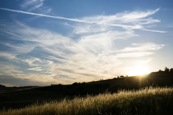 Мальовничий Вид Золоте Небо Заходу Сонця Пухнастими Хмарами Над Весняними — стокове фото