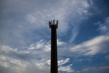 Gökyüzü arka planında yayın kulesi