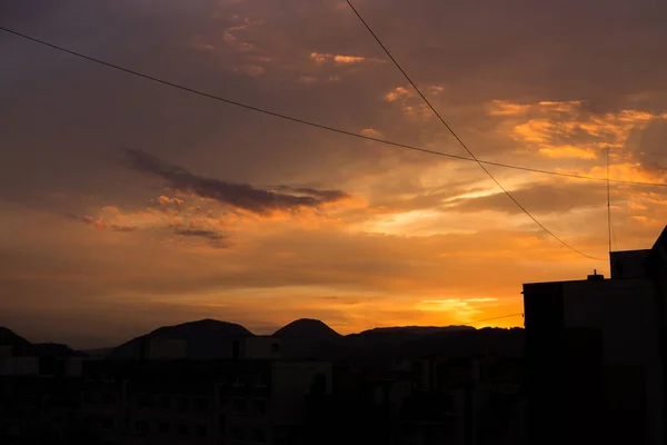 Naturskön Utsikt Över Golden Sunset Sky Med Fluffiga Moln Över — Stockfoto