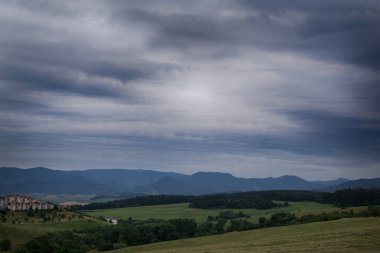 Dağlar arasındaki şehir manzarası 
