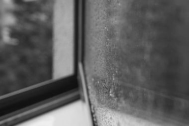 Siyah beyaz tonda bir kitabın yakın plan görüntüsü