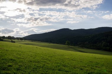Yeşil dağlar ve gökyüzü bulutlu